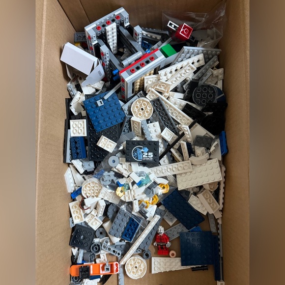 Loose Star Wars: R2-D2 Lego Set - Picture 2 of 4